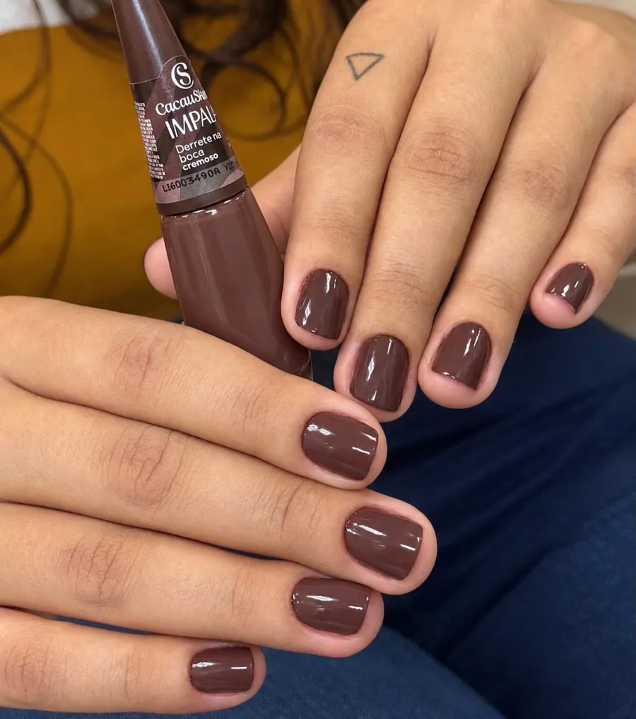 Unhas em tom chocolate