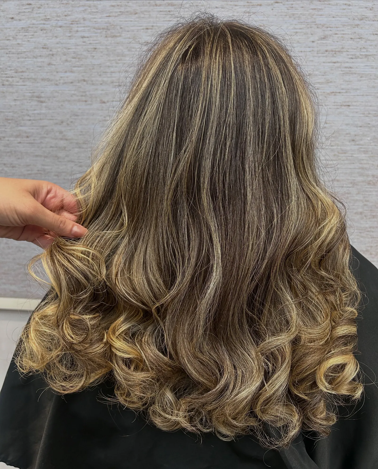 Cabelo com ondas e iluminado feito no Estilo Selma